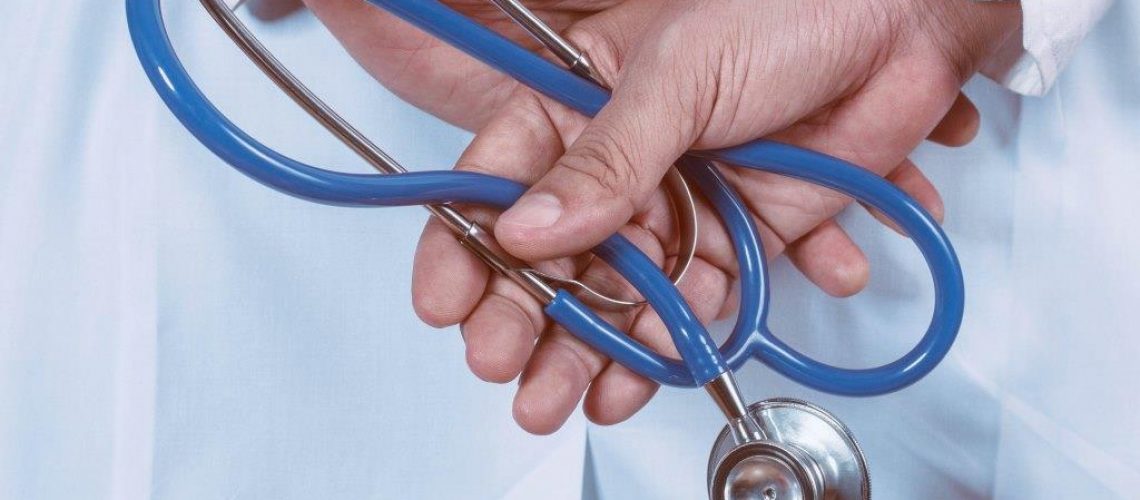 hand holding a stethoscope.